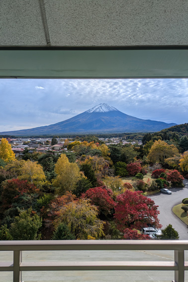 富士ビューホテル、6階展望室からの富士山と紅葉